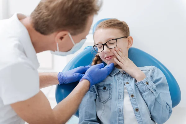 Doente jovem problemático que sente dor — Fotografia de Stock