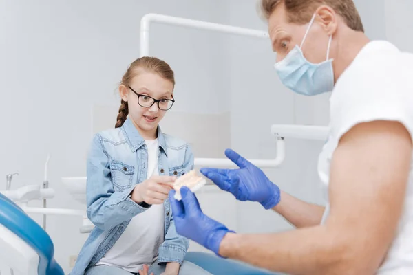 Diligente ragazza attenta che sembra affascinato — Foto Stock