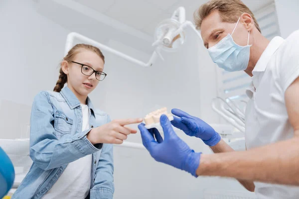 Adolescente che studia mascella di plastica — Foto Stock