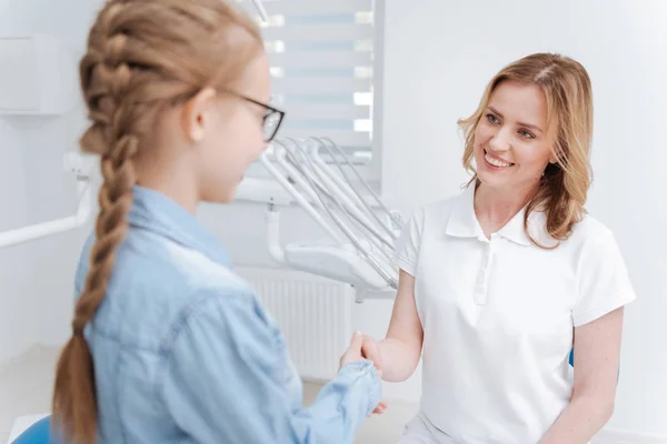 Tandläkare hälsning hennes lilla patienten — Stockfoto