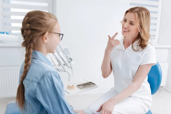 Dentista mostrando il suo apparecchio — Foto Stock