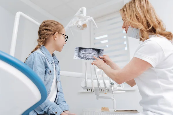 Ganska damer diskuterar behandling — Stockfoto