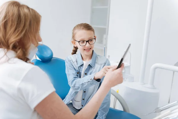 Dentista usando tableta durante la consulta — Foto de Stock