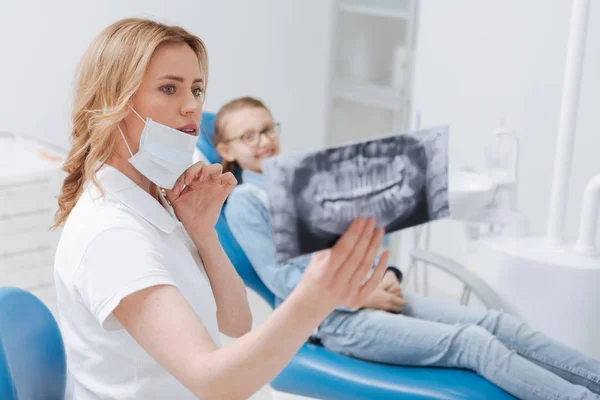 Tandläkare diagnostisera hennes patient — Stockfoto