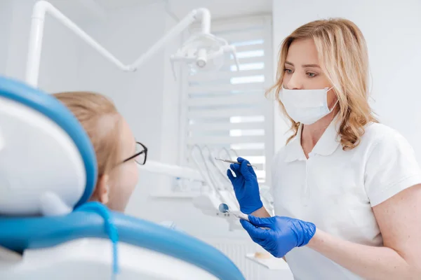 Engagierter Zahnarzt beim Check-up — Stockfoto