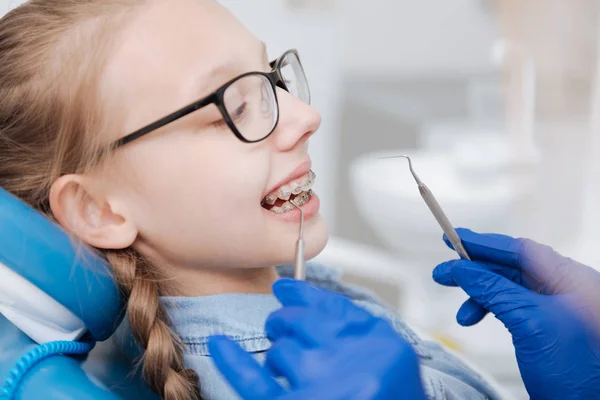 Dentista fijación de los pacientes aparatos ortopédicos — Foto de Stock
