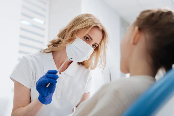 Dentista amigável e delicado pronto para o check-up — Fotografia de Stock