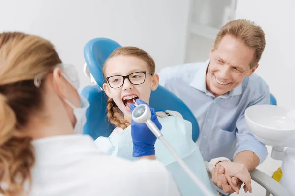 Schöne begeisterte Menschen, die einen Familienbesuch haben — Stockfoto