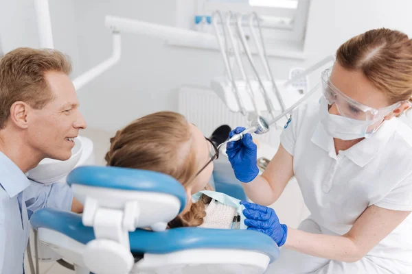 Dedicato padre curioso alla ricerca di professionisti del lavoro — Foto Stock