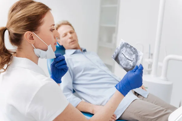 Dentista identificando o diagnóstico — Fotografia de Stock