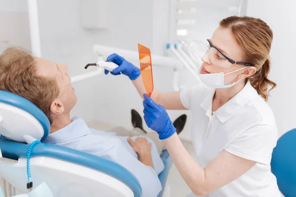 Dentista sbiancamento dei denti pazienti — Foto Stock