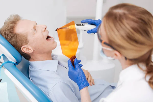 Hombre sometido a manipulación dental — Foto de Stock