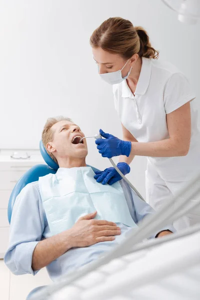 Dentista mejora la salud dental de los pacientes — Foto de Stock