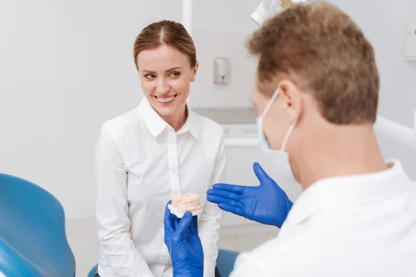 Senhora procurando aconselhamento profissional — Fotografia de Stock