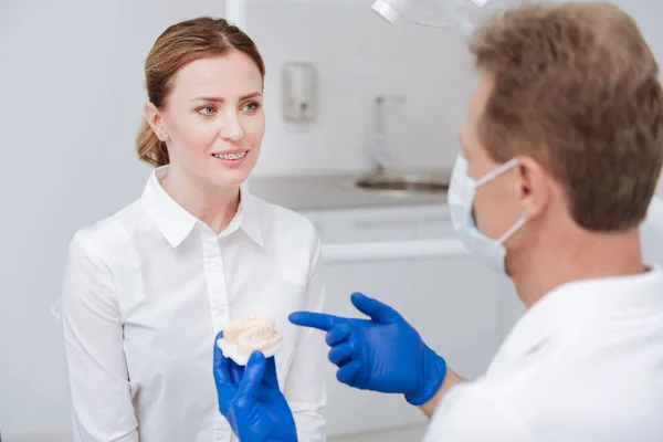 Médico explicando los principios del tratamiento —  Fotos de Stock