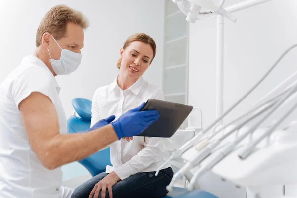 Dentista che studia i risultati dei test — Foto Stock