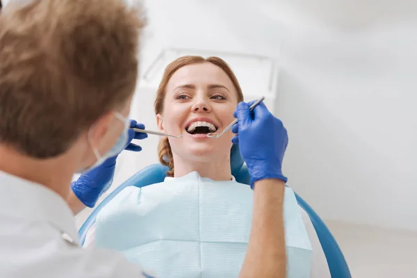 Señora oyendo buenas noticias de su dentista — Foto de Stock