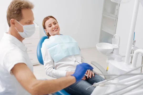 Aprendió mejor dentista local elegir una herramienta — Foto de Stock