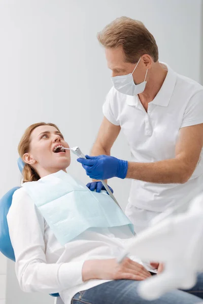 Damen som behöver professionell tandvård — Stockfoto