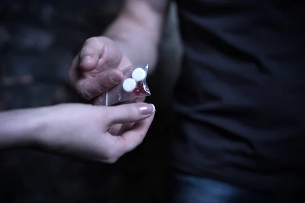 Heroin dealer selling packet full of drug — Stock Photo, Image