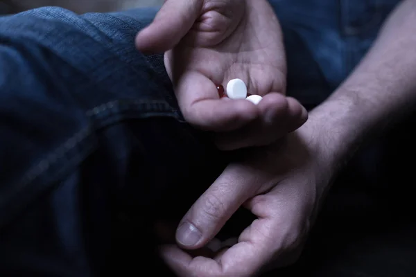 Esquisito segurando pílulas de cocaína — Fotografia de Stock