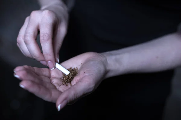 Droganvändare håller marijuana cigarett — Stockfoto