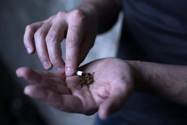 Hombre drogado sosteniendo cigarrillo de marihuana — Foto de Stock