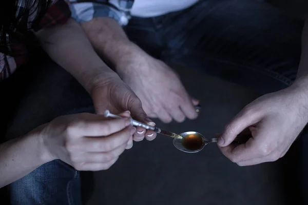 Ослаблена залежна пара готує наркотичну дозу в приміщенні — стокове фото