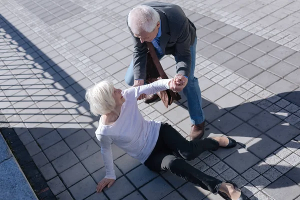 Agréable femme qui culbute à l'extérieur — Photo