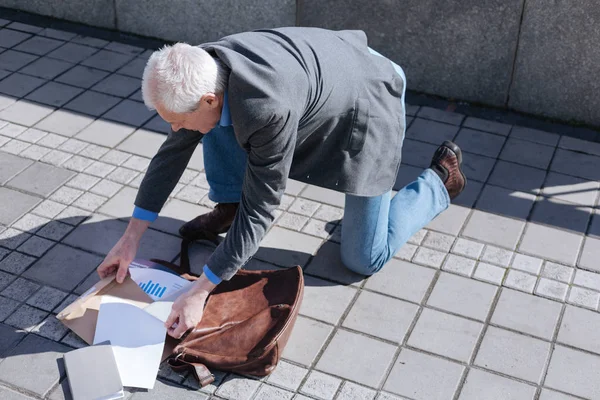 Mann kontrolliert schnell seine Handtasche — Stockfoto