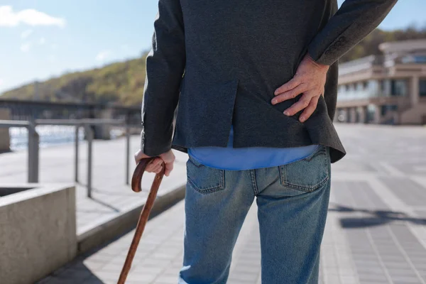 Antiguo pensionista caminando por el muelle — Foto de Stock