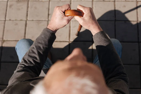 Пожилой человек проводит свободное время на открытом воздухе — стоковое фото