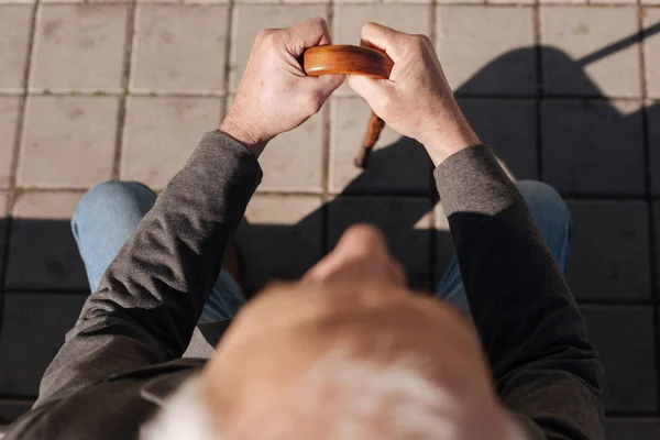 Ηλικιωμένους man δαπάνες ελεύθερο χρόνο σε εξωτερικούς χώρους — Φωτογραφία Αρχείου