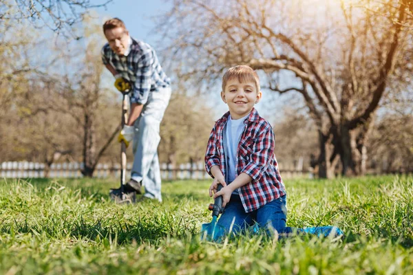 Ребенок веселится с папой на заднем дворе — стоковое фото