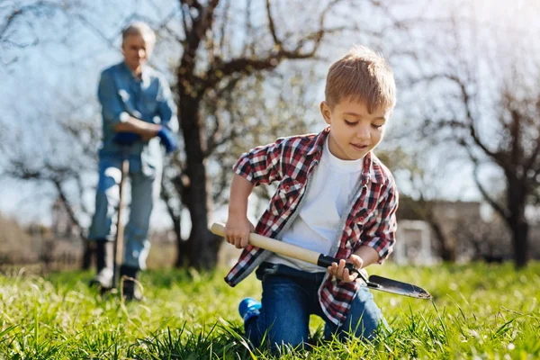 Μικρό αγόρι κηπουρική με του παππού — Φωτογραφία Αρχείου