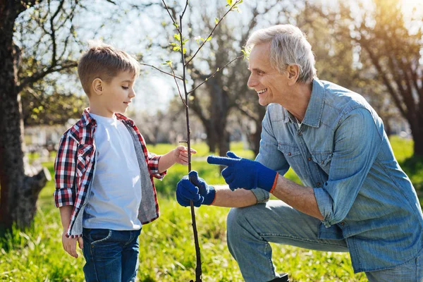 Insegnare ai bambini come prendersi cura della natura — Foto Stock