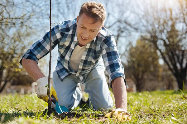 Chico maduro cuidando de germinar — Foto de Stock