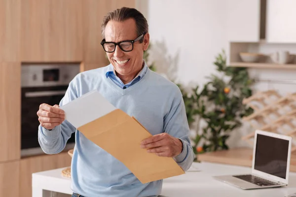 Empresario sénior positivo trabajando en casa — Foto de Stock