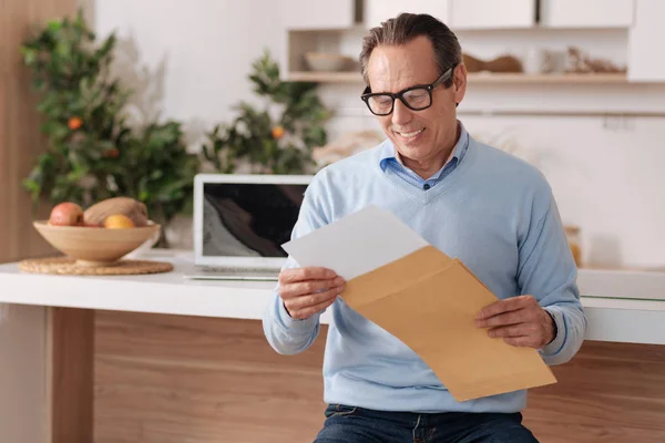 Hombre de negocios puesto de control en casa — Foto de Stock