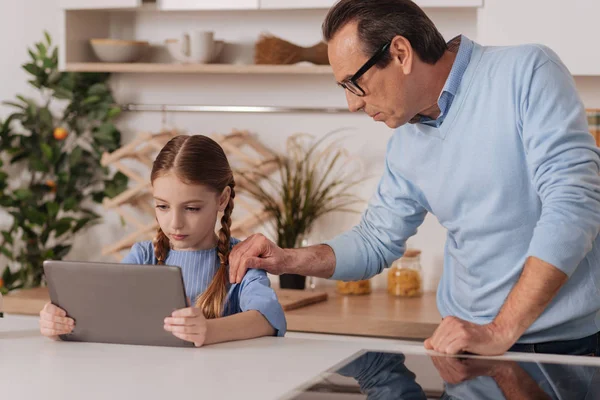 Grootvader vertelt kleindochter stop gadget gebruiken — Stockfoto