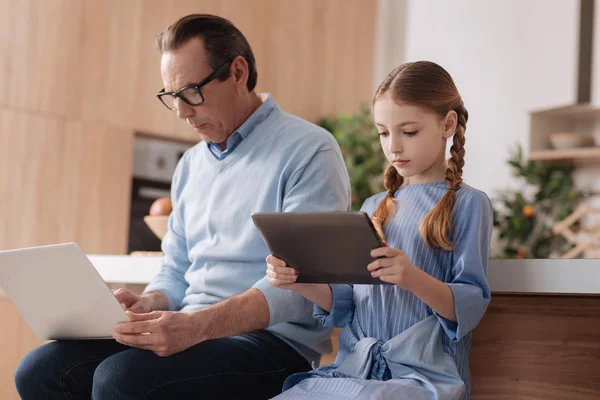 Abuelo y nieta pequeña navegar por Internet — Foto de Stock