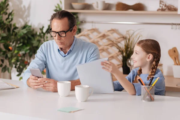 Abuelo ignorando nieta — Foto de Stock