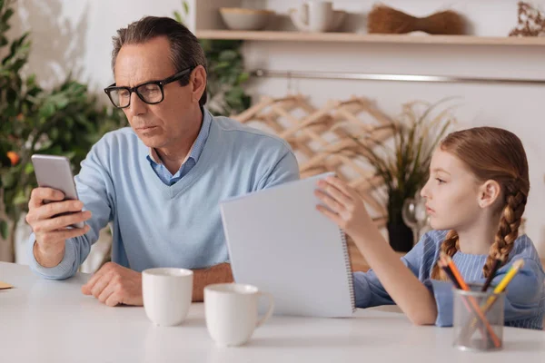 Zakenman veronachtzaming kleindochter tijdens het gebruik van de telefoon — Stockfoto