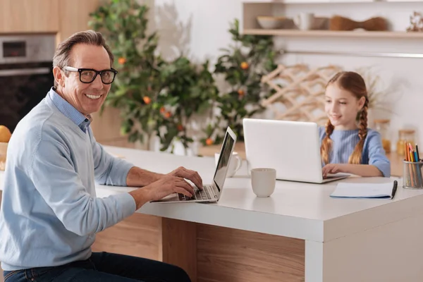 Pensionär och barn använder moderna bärbara datorer — Stockfoto