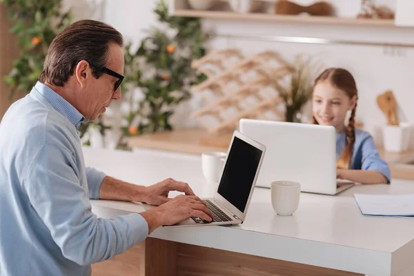 Gepensioneerde m/v en blij kind met behulp van laptops — Stockfoto