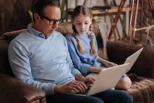 Pensionista y niña navegando por Internet — Foto de Stock