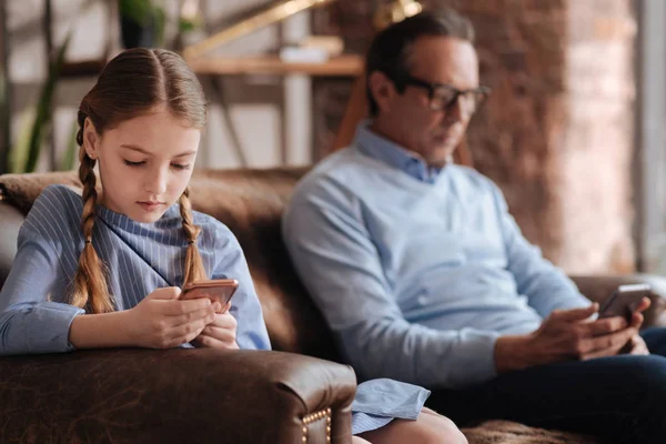 Chica y abuelo demostrando Internet — Foto de Stock