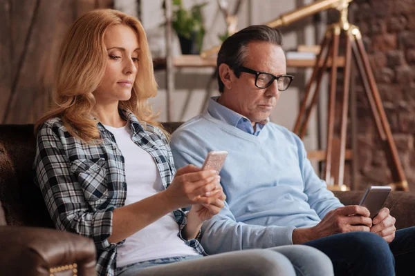 Ignorant couple using cellphones at home — Stock Photo, Image