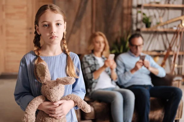 Gefrustreerd kindje wachten ouders zorg thuis — Stockfoto