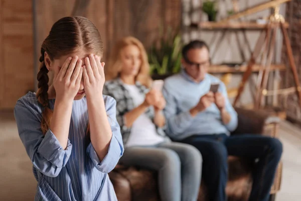 Desperat liten gutt som uttrykker sorg hjemme – stockfoto